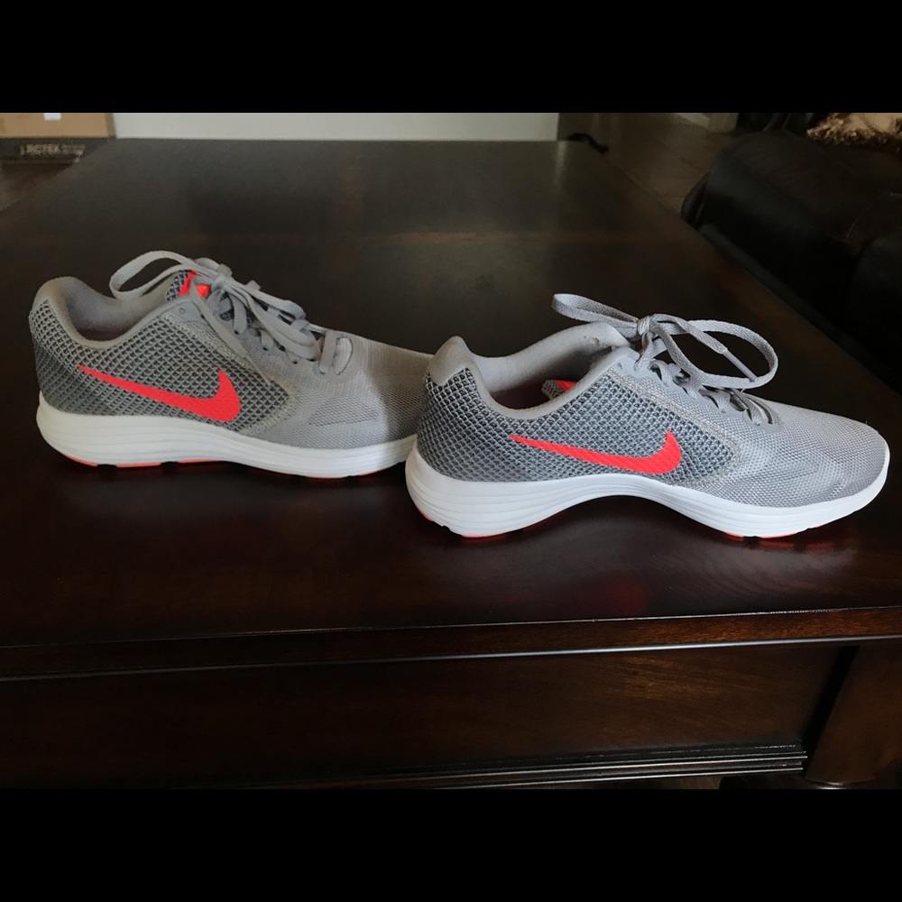 Nike women’s gray and orange tennis shoes size 7